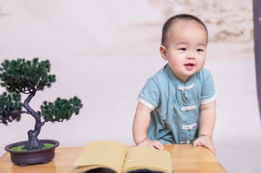 代怀包生男孩机构宝宝尿尿浑浊